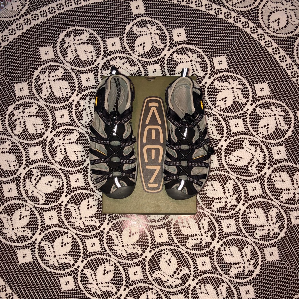 Keen ‘Whisper’ black/grey sport sandal - size 7.5